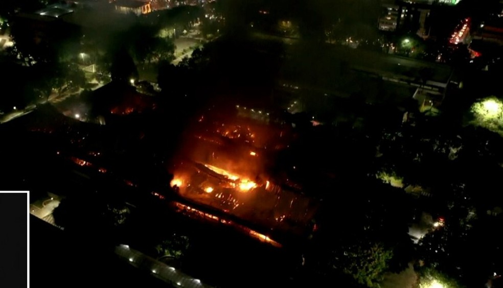 Incêndio de grandes proporções atinge PUC em Curitiba — Foto: RPC