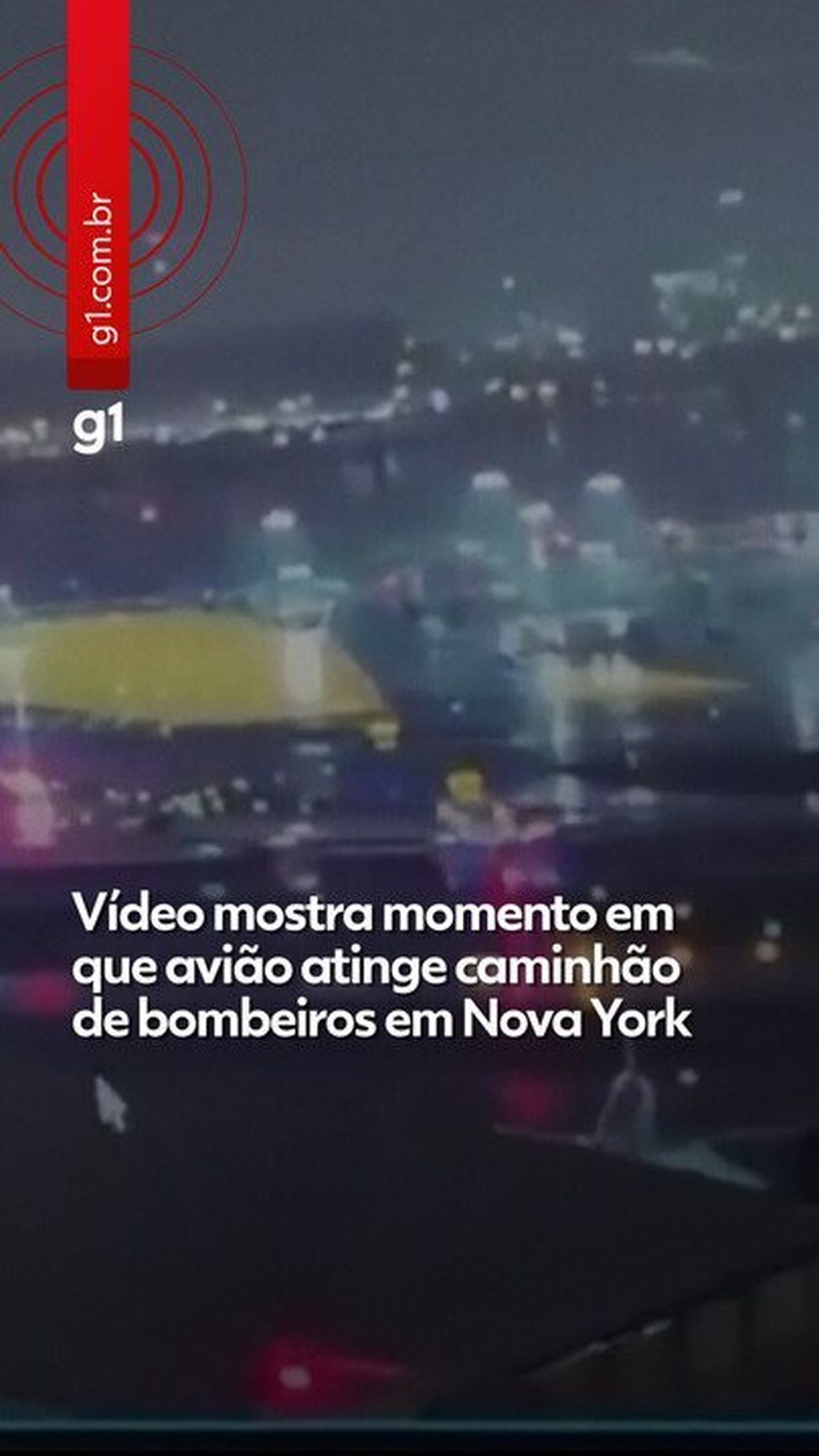 VÍDEO mostra avião colidindo com caminhão de bombeiros em Nova York; pilotos morreram