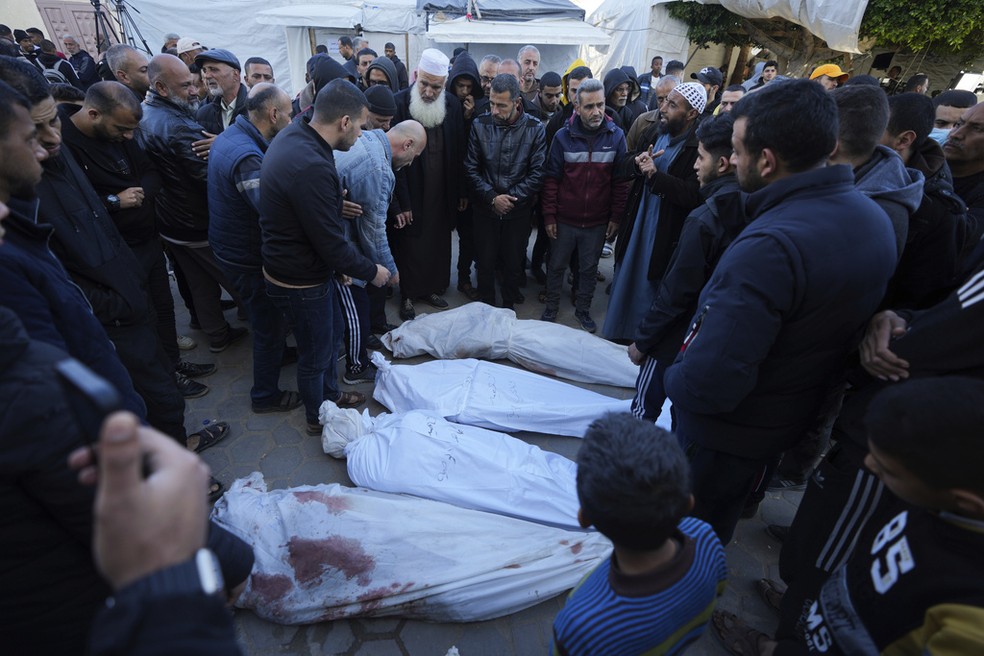 Imagens de corpos de pessoas que morreram na Faixa de Gaza em 29 de fevereiro de 2024 — Foto: AP