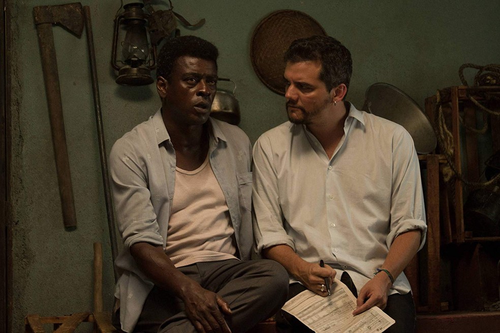 Seu Jorge e o diretor Wagner Moura no set de 'Marighella' — Foto: Divulgação