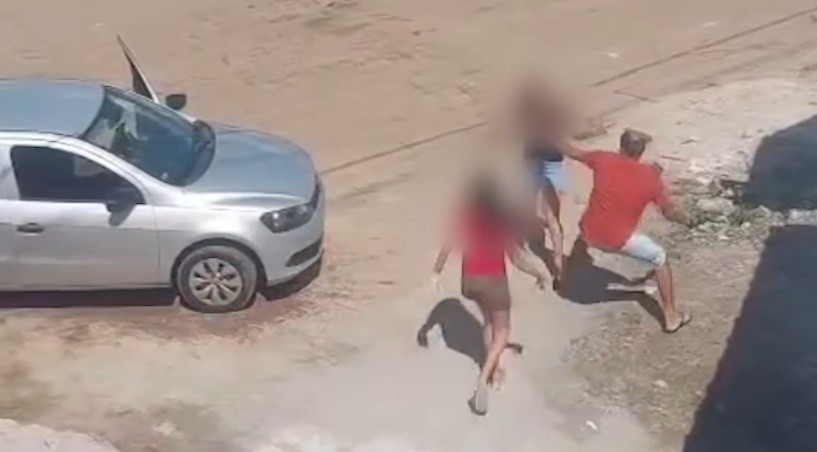 Vídeo mostra homem agredindo mulher e criança no meio da rua, em Sapé  