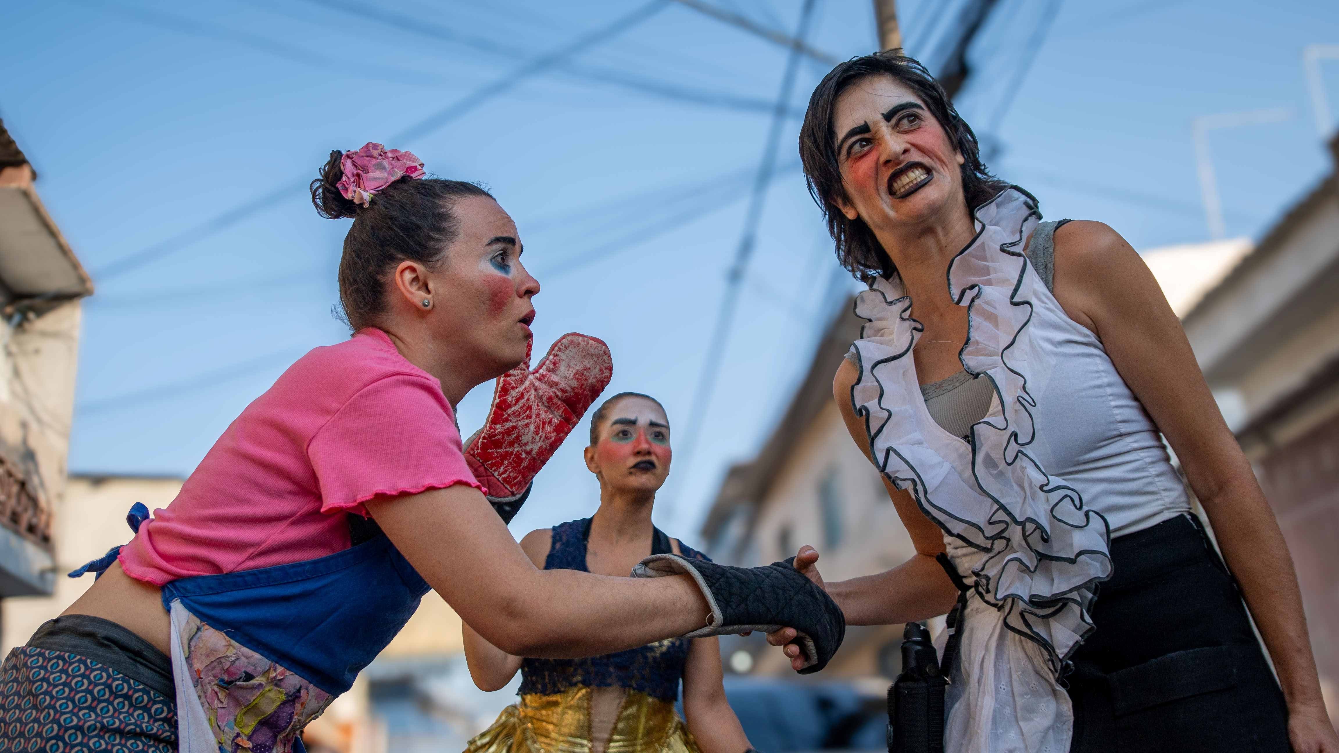 Com humor, crítica e palhaçaria, Companhia Madeirite Rosa realiza apresentações, oficina de teatro e bate-papo em Presidente Prudente