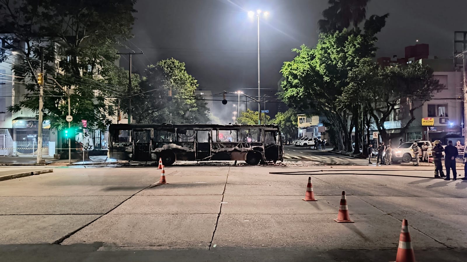 Grupo bloqueia rua e incendeia ônibus em Porto Alegre 