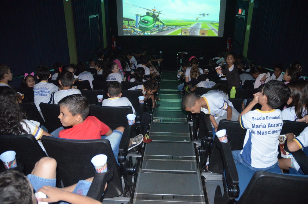 Projeto leva cinema de graça para as crianças em bairros de Votuporanga, São José do Rio Preto e Araçatuba
