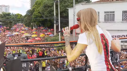 'Se encostar nela, acabo contigo': Luiza Sonza dá bronca em folião