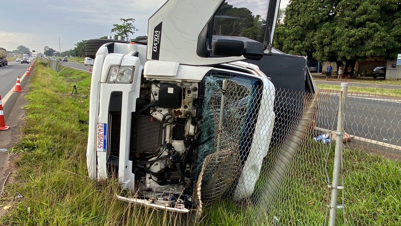 Caminhão com 12 toneladas de produtos de limpeza tomba na Rodovia do Açúcar em Piracicaba, trecho é fechado e complica trânsito