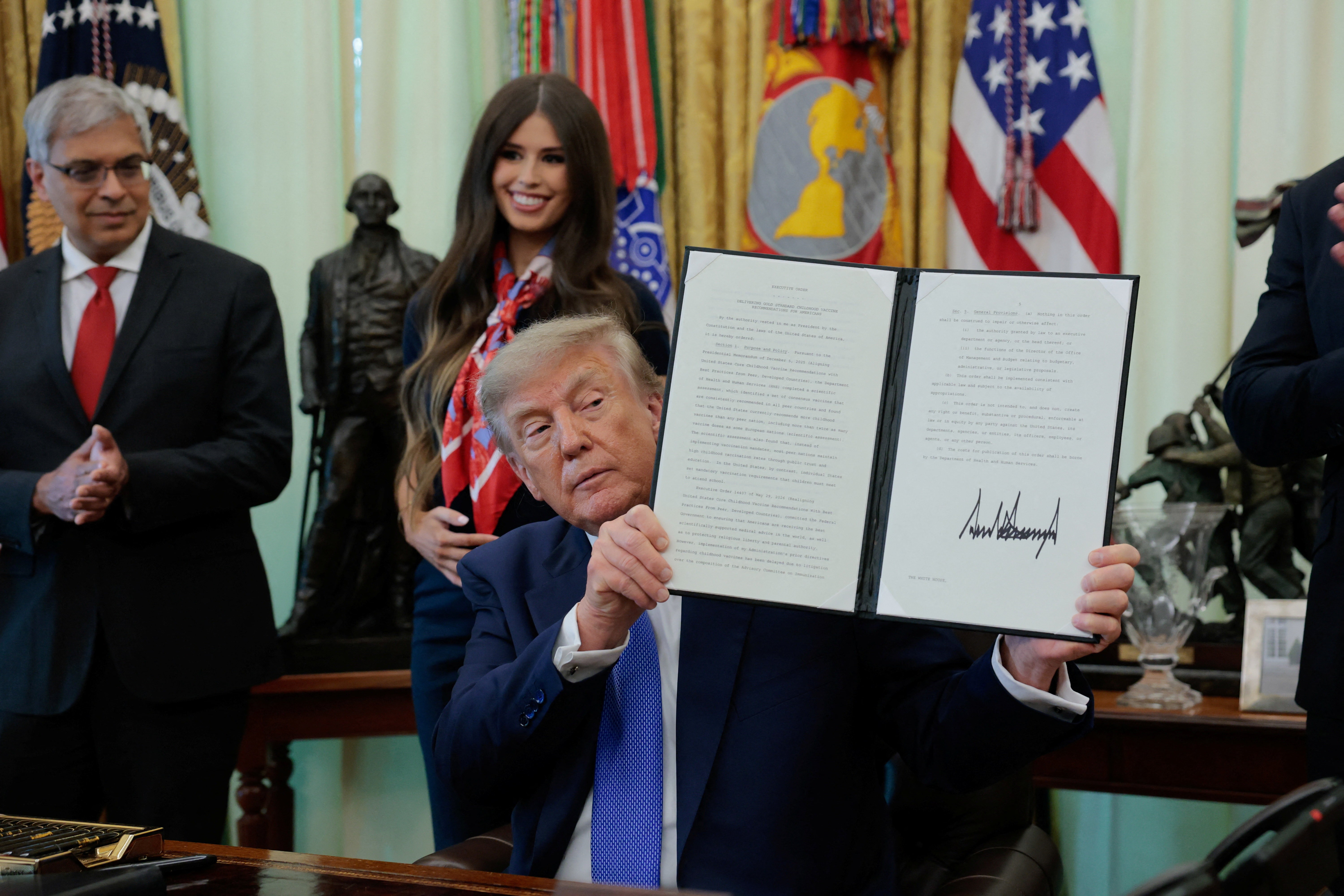 Trump assina ordem que reduz vacinas recomendadas para crianças