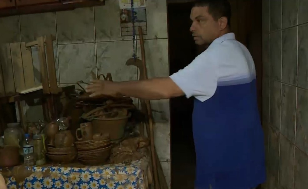 Morador conseguiu salvar só os documentos de dentro de casa em Mimoso do Sul, no Espírito Santo — Foto: Reprodução/TV Gazeta