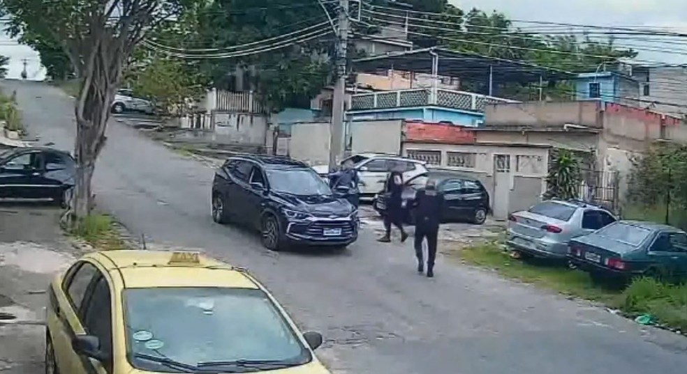 Imagens mostram o momento em que os PMs abordam Bruno — Foto: Reprodução/TV Globo