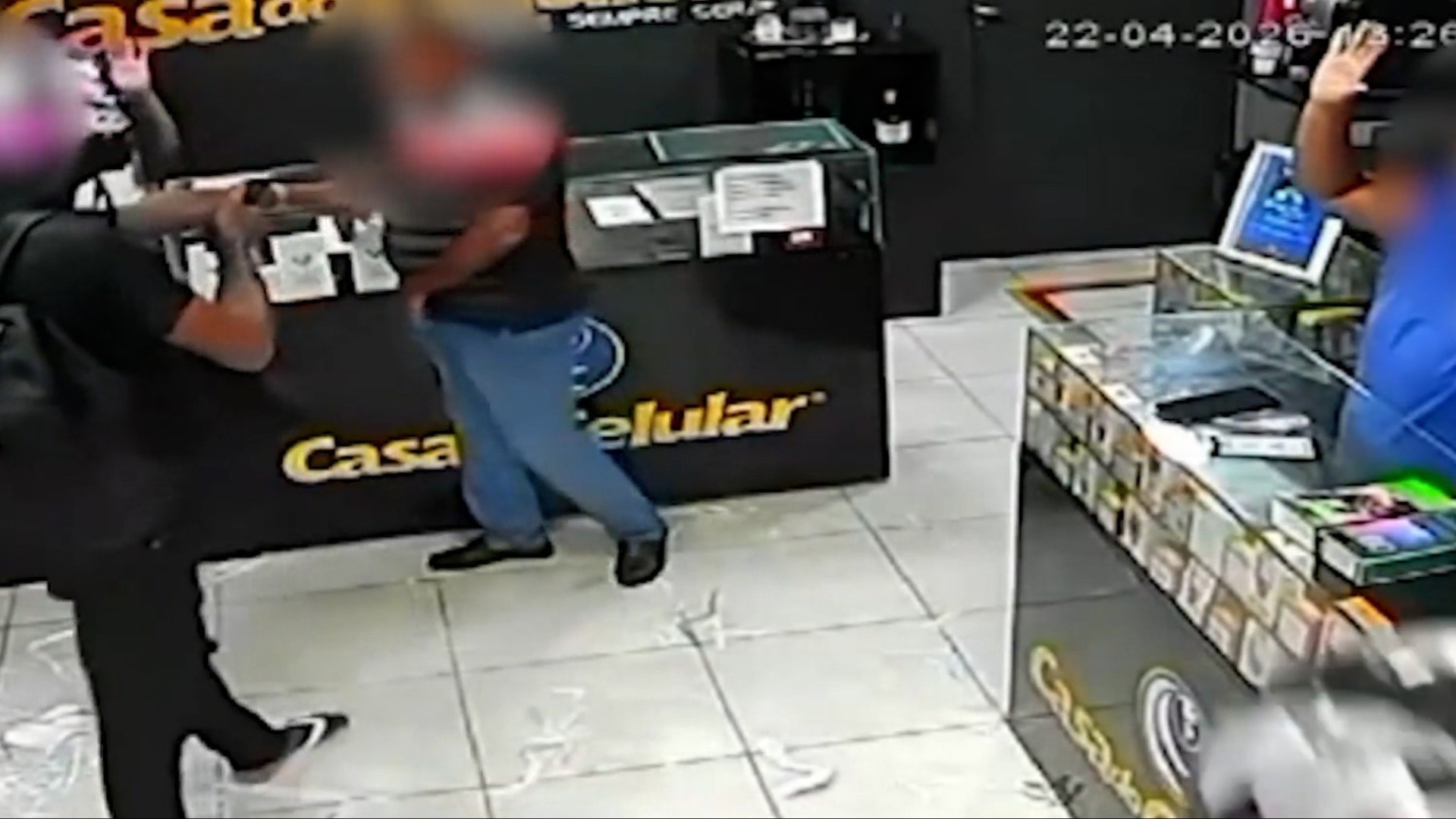 Dupla armada invade loja de celulares e faz assalto no João Paulo