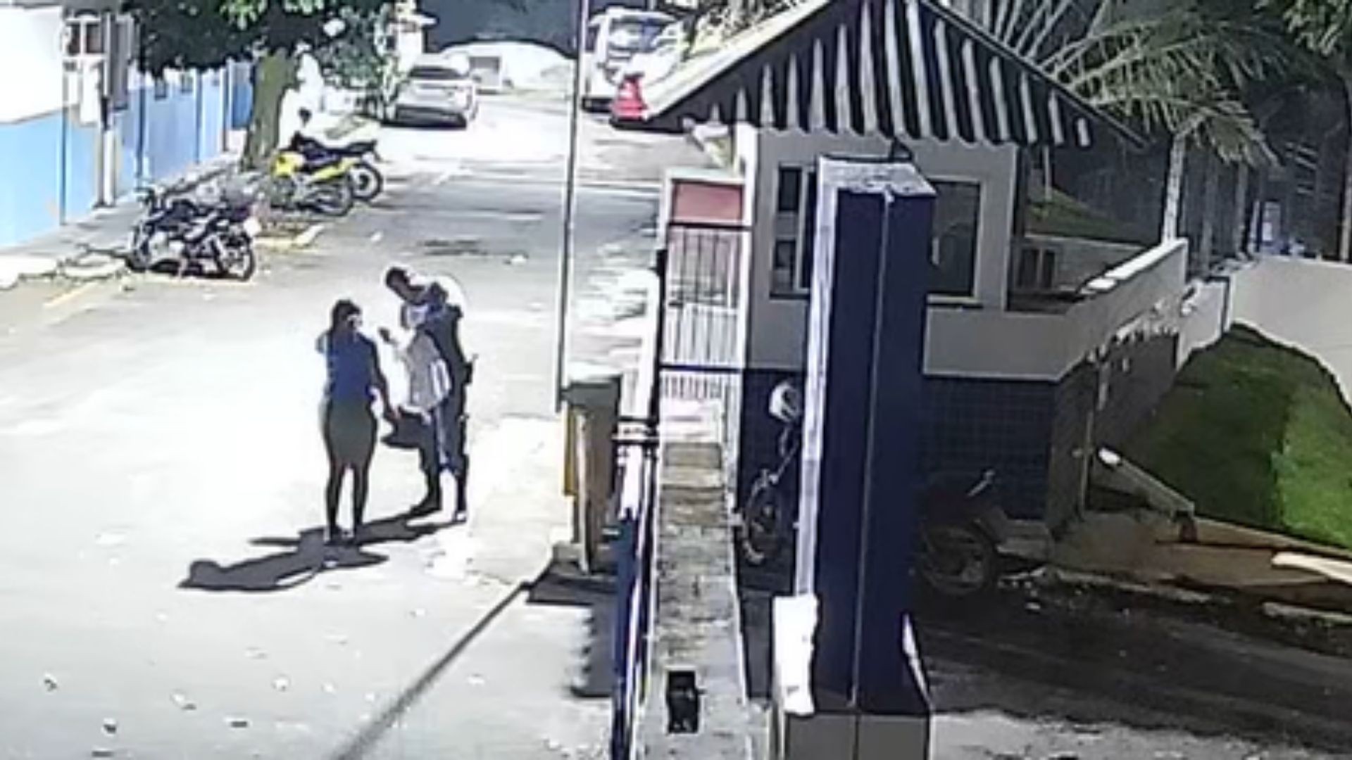 Bebê de 1 mês se engasga com leite materno e é socorrido por policiais no ES; VÍDEO mostra pais buscando ajuda