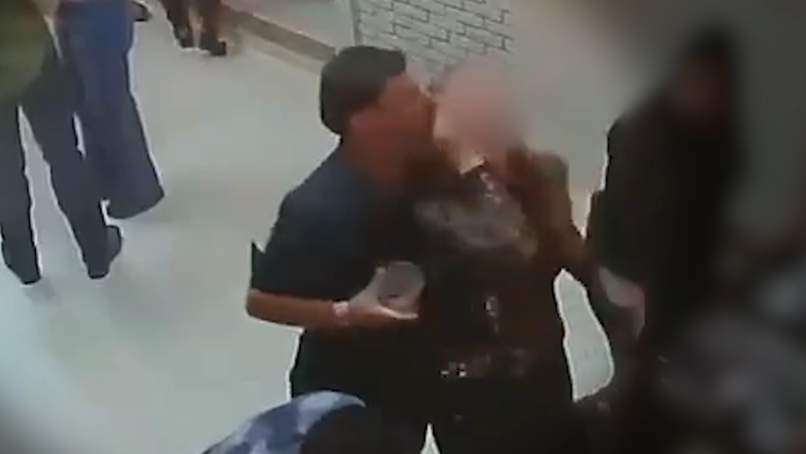 VÍDEO: Após discussão, homem morde mulher e arranca pedaço da orelha dela em restaurante no interior de SP