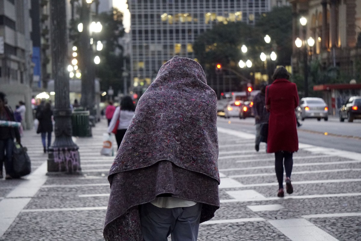 Frio: turistas buscam casaco na feira da madrugada - 14/07/2023 - Cotidiano  - Folha
