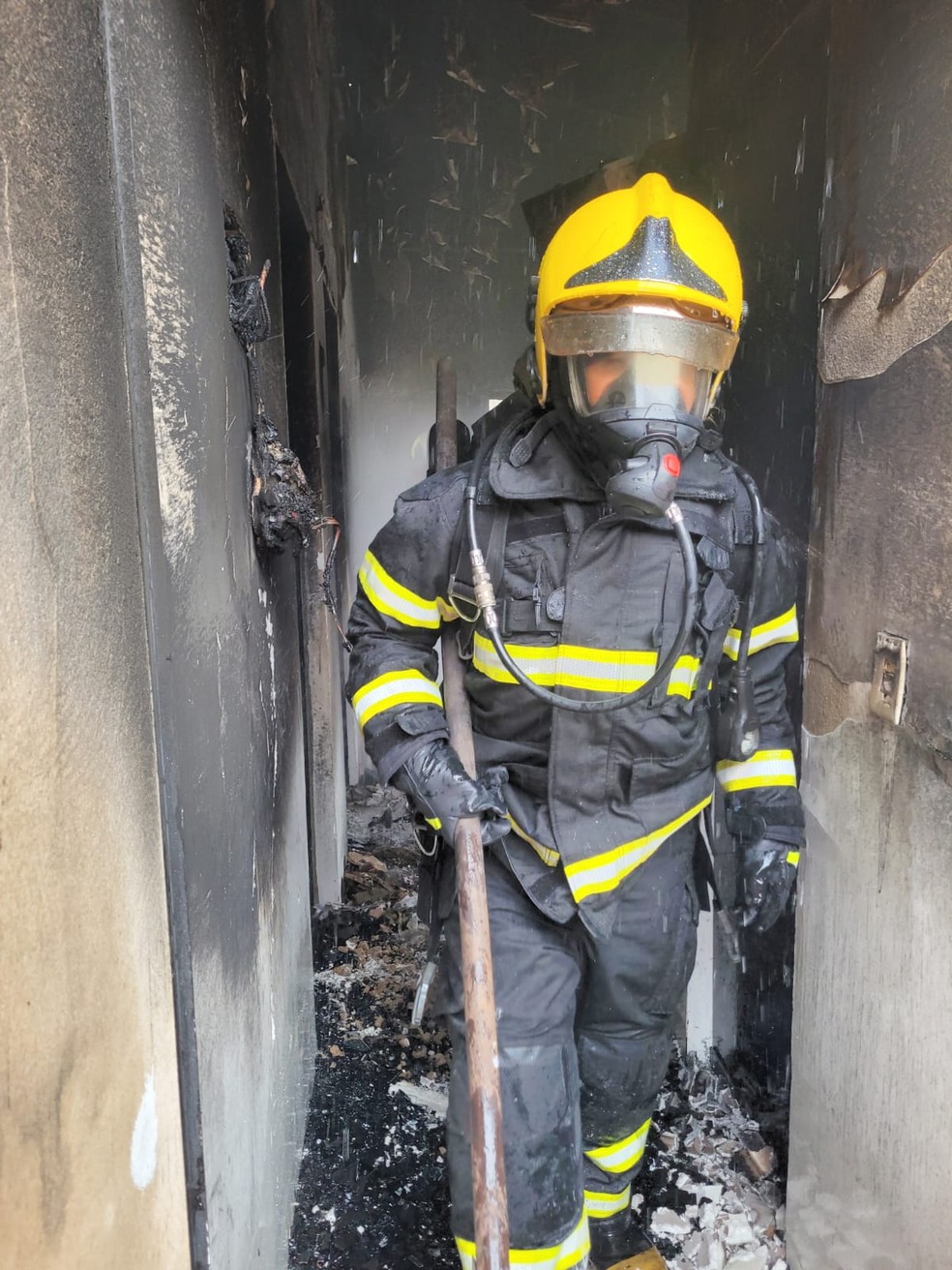 Casa tem cômodos destruídos após incêndio — Foto: Divulgação/Corpo de Bombeiros