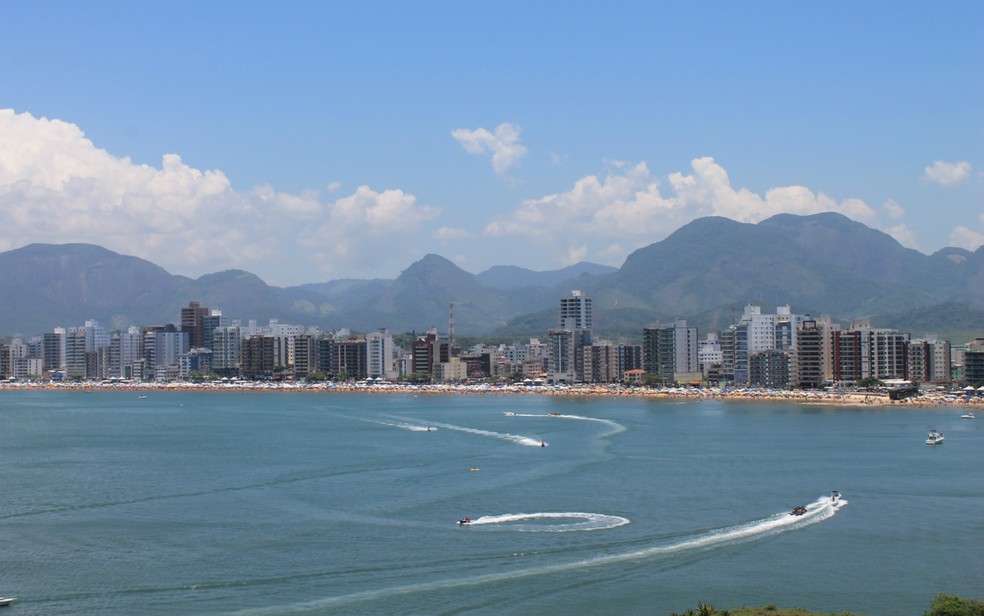 Verão na Praia do Morro, em Guarapari — Foto: Juliana Borges/G1 ES