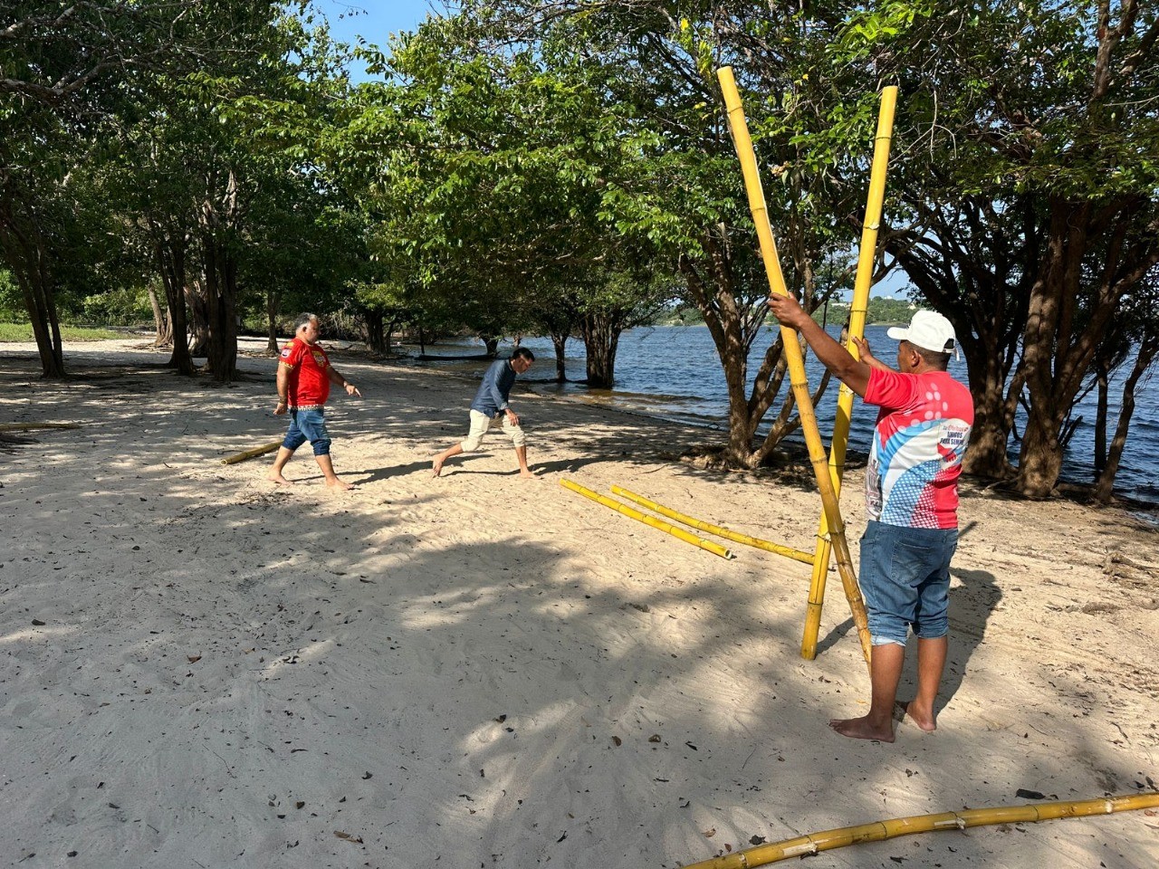 Semcut e comunitários do Curumu preparam a praia para o 35º Festival do Tucunaré