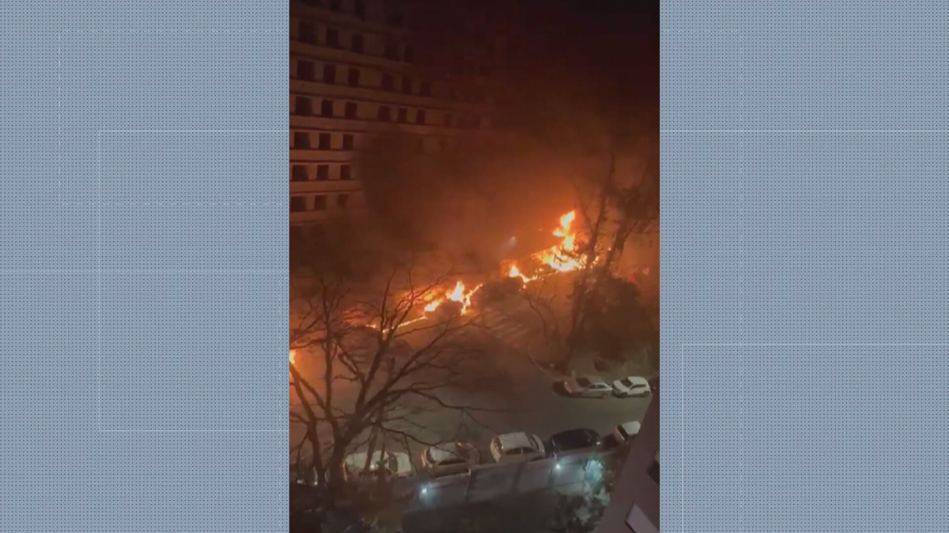 Incêndio em galpão de recicláveis se espalha e destrói 15 carros em rua da Zona Sul de SP