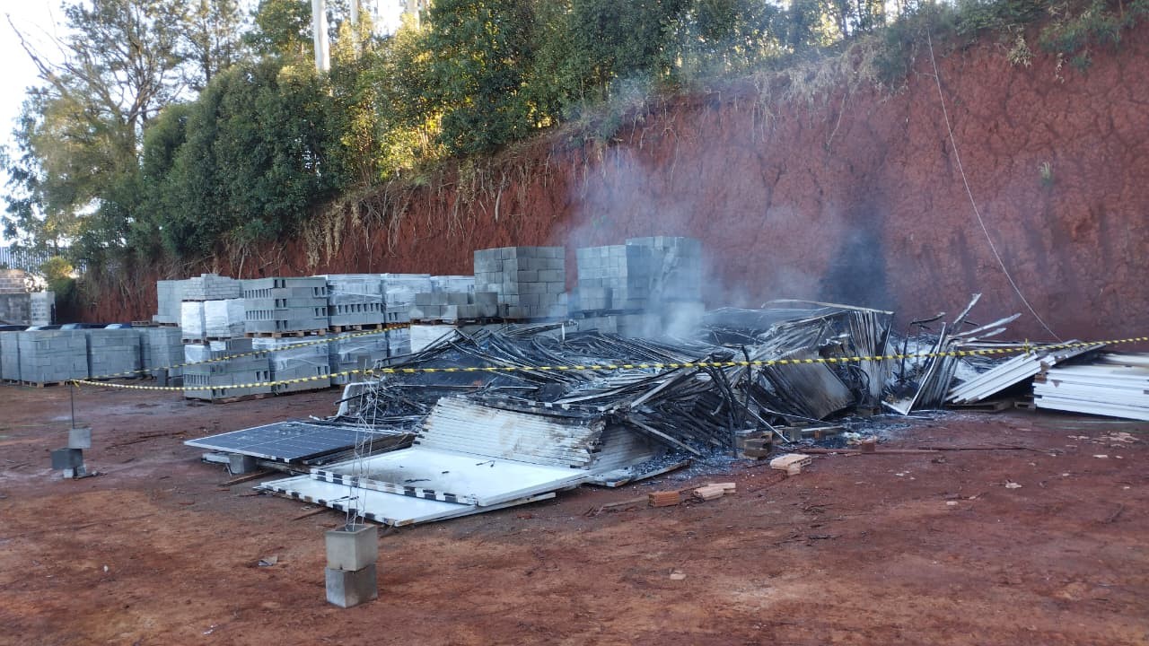 VÍDEO: fio de poste se rompe, cai em placas solares, e incêndio provoca prejuízo de R$ 700 mil para empresa do Paraná