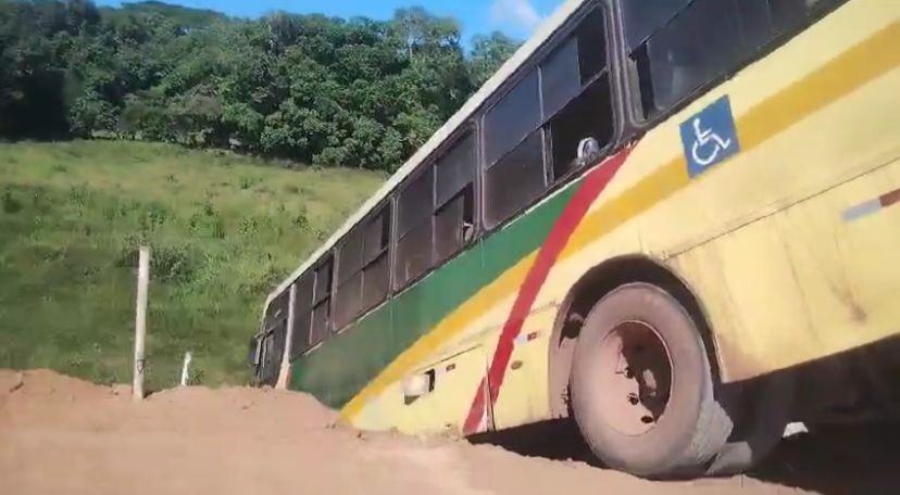 Ônibus que transportava crianças cai em ribanceira em São Francisco de Itabapoana