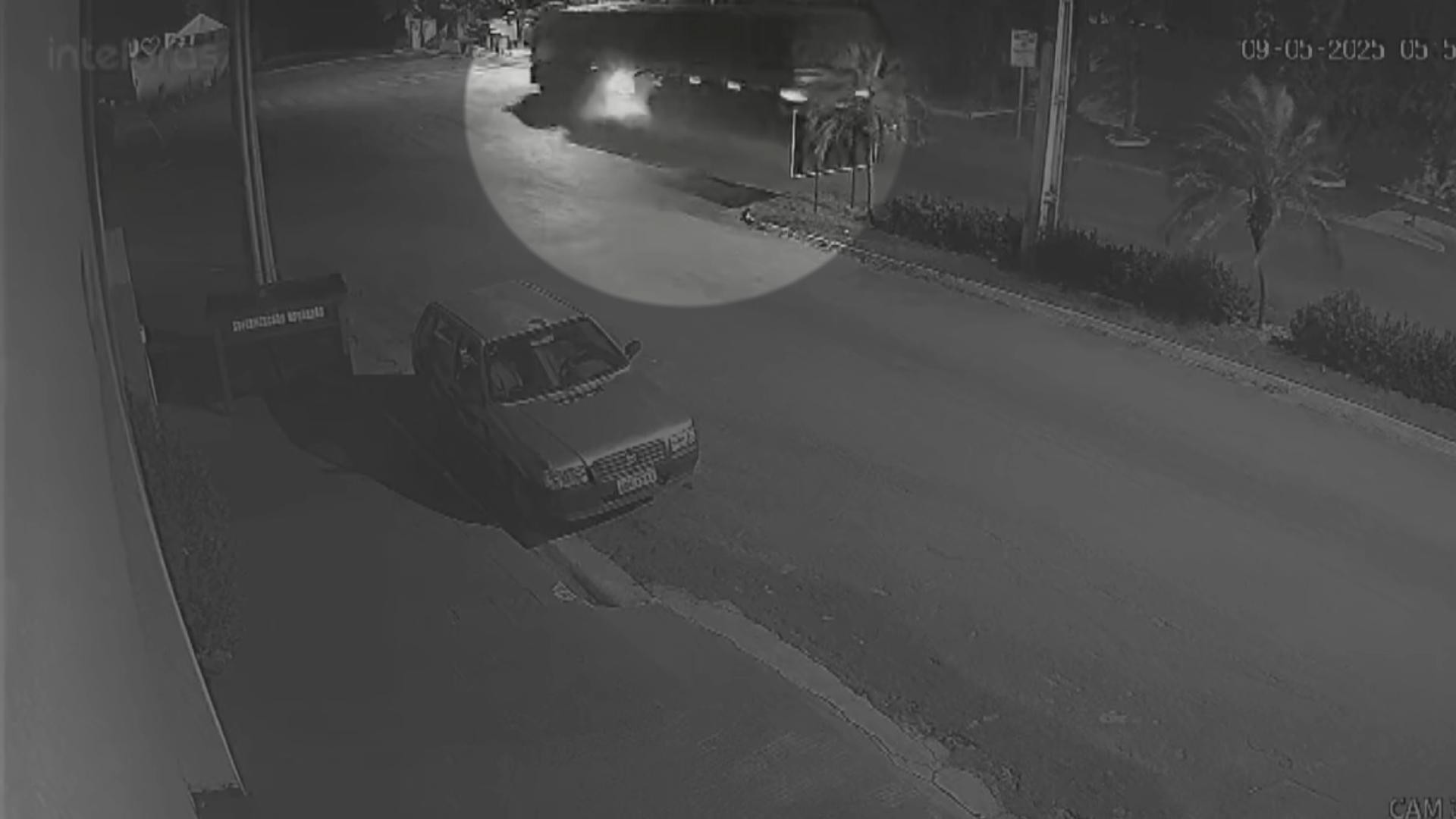 Motorista sobrevive após carreta com 39 toneladas de fertilizante cair no Rio Paraná; IAT avalia risco ambiental
