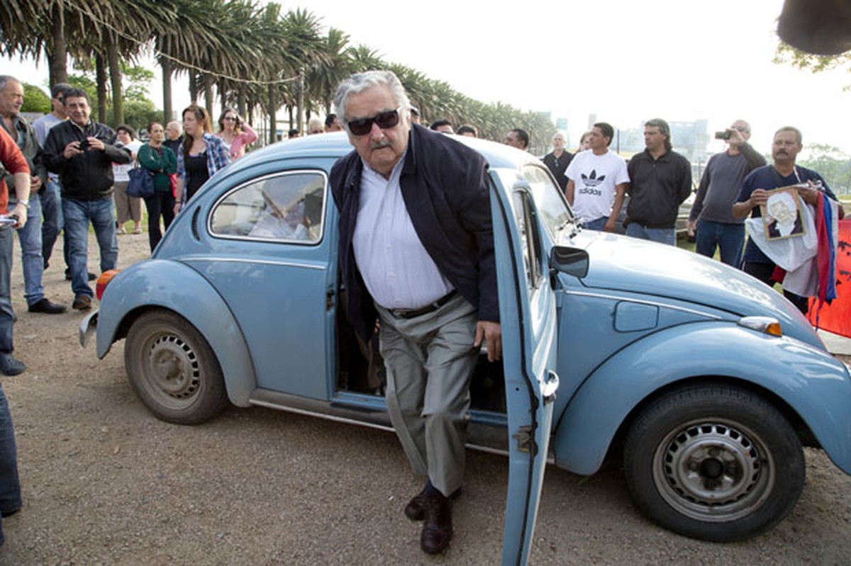 Com tampa de privada na mão, presidente Mujica fez preleção improvisada para time da segunda divisão do Uruguai