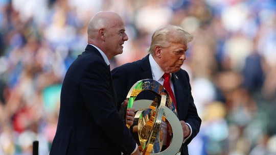 É #FAKE que presidente da FIFA chamou Trump de 'ladrão' e o criticou por ficar no pódio na Copa do Mundo de Clubes - Última declaração de Gianni Infantino sobre o campeonato foi feita antes do início da final entre Chelsea e Paris Saint-German neste domingo (13). Áudio usado no conteúdo foi criado com inteligência artificial (IA).