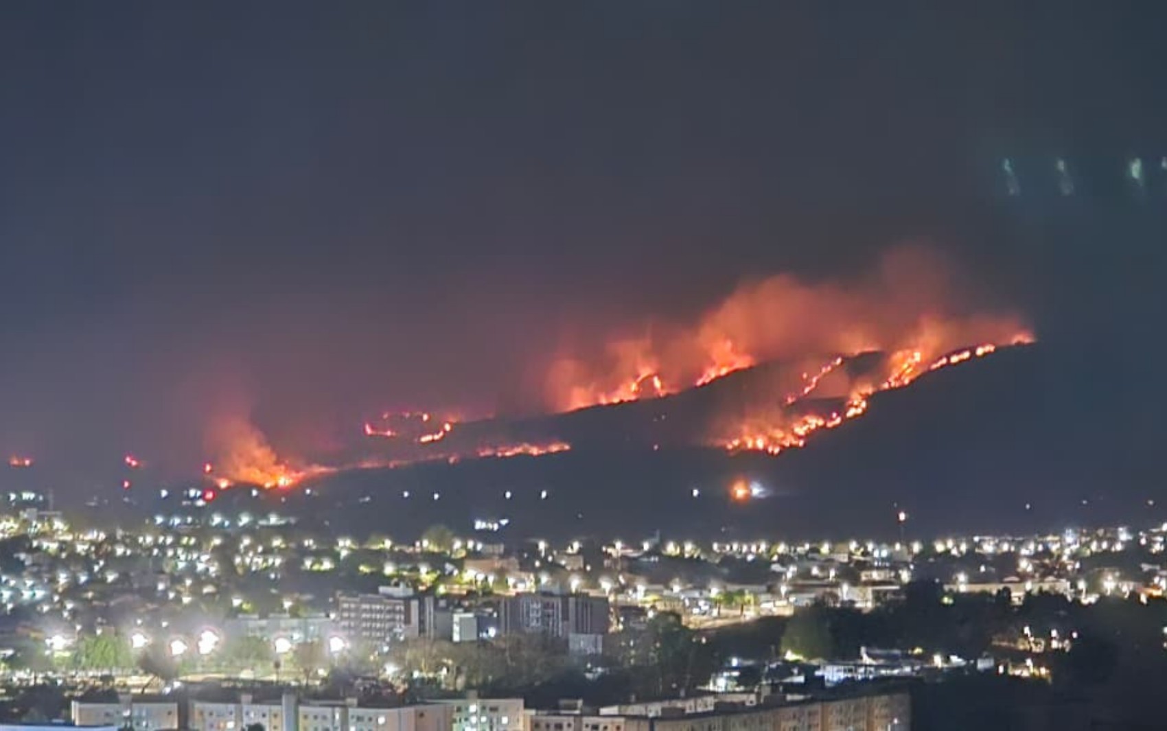 Incêndio na Serra da Bandeira próximo a condomínios em Barreiras, Bahia