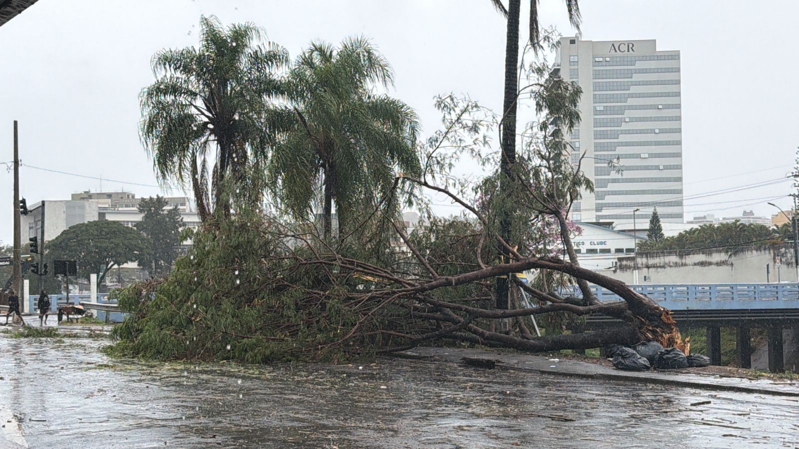 Temporal com granizo faz dia virar noite em Juiz de Fora; VÍDEO 