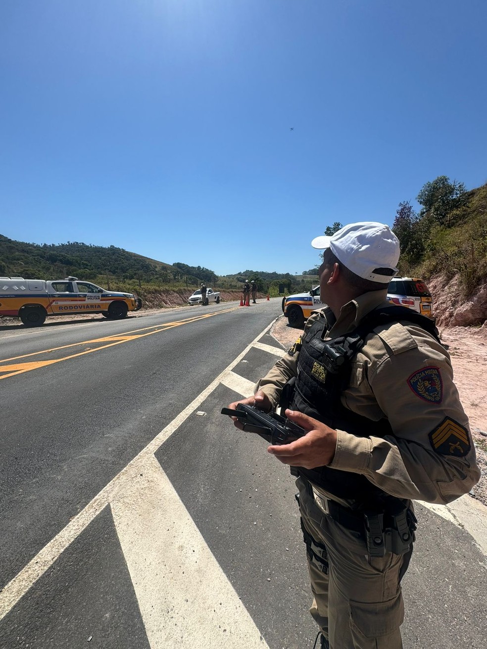 Policial usa drone durante operação em estrada da Zona da Mata  — Foto: Nayara de Paula/TV Integração