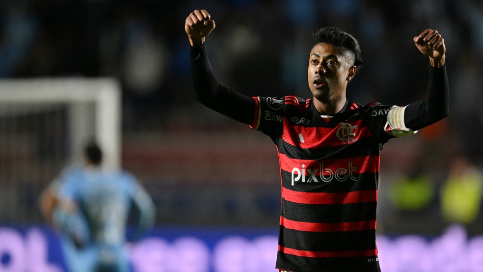 O atacante Bruno Henrique comemora a classificação do Flamengo sobre o Bolívar na Copa Libertadores — Foto: Aizar Raldes/AFP
