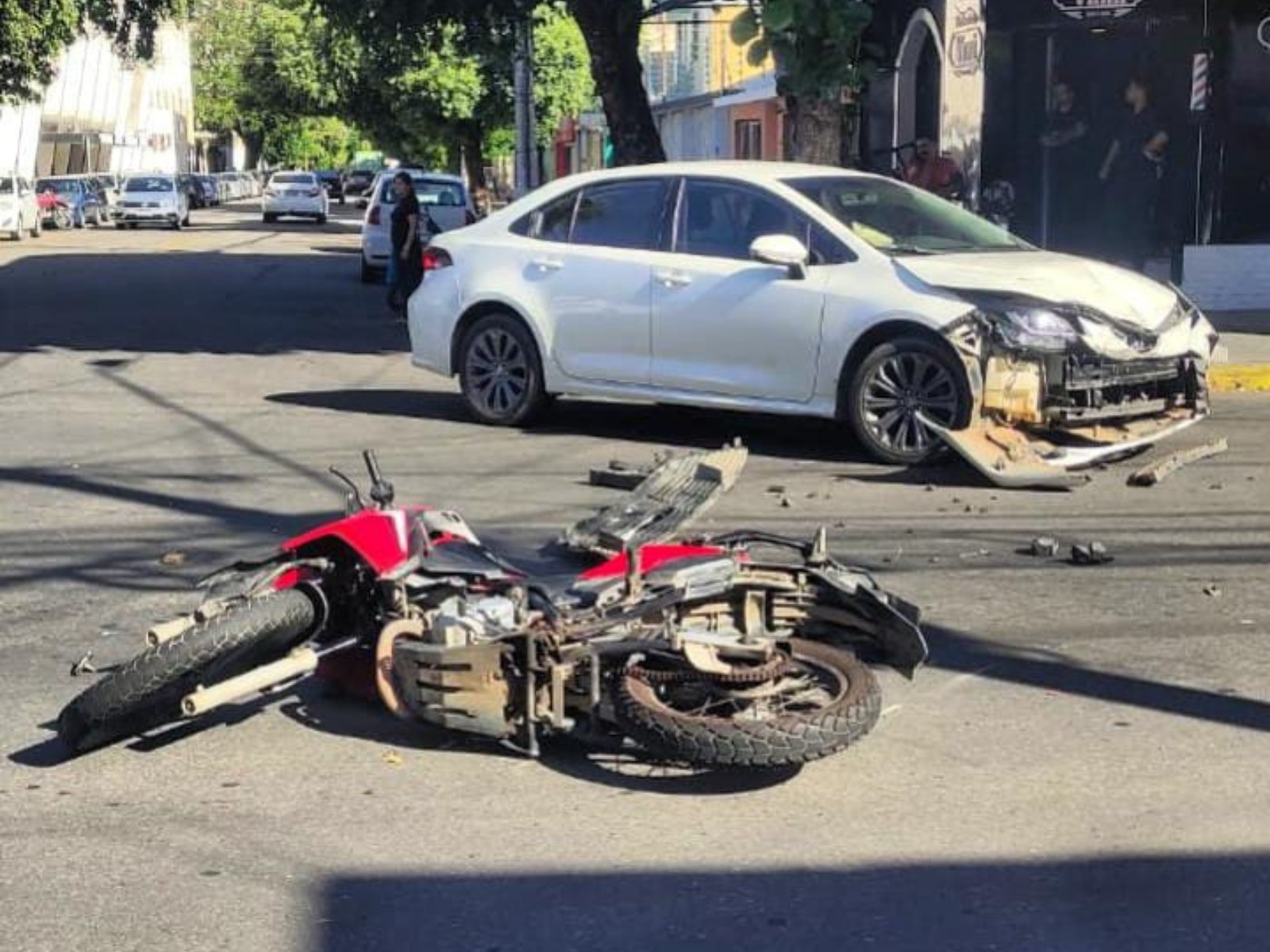 Motociclista fica ferido após acidente com carro em cruzamento de Governador Valadares