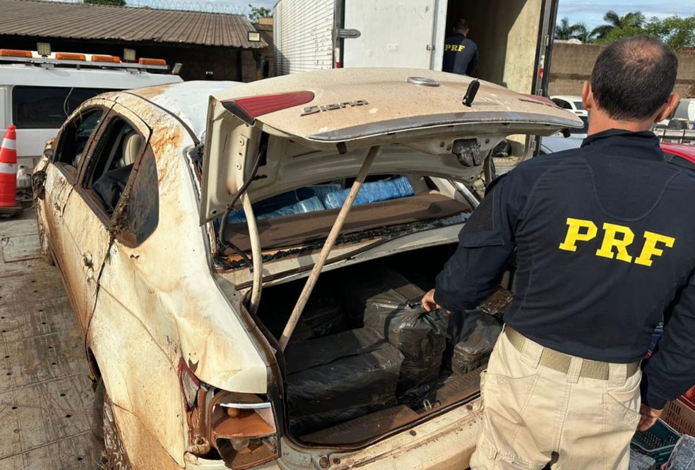 Polícia encontrou uma tonelada de maconha em carros durante perseguição — Foto: Polícia Rodoviária Federal