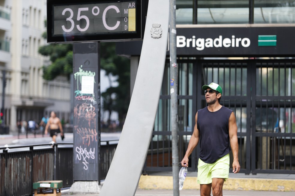 Brasileiros foram submetidos a quase três meses a mais de calor por mudanças climáticas nos últimos 12 meses — Foto: TIAGO QUEIROZ/ESTADÃO CONTEÚDO
