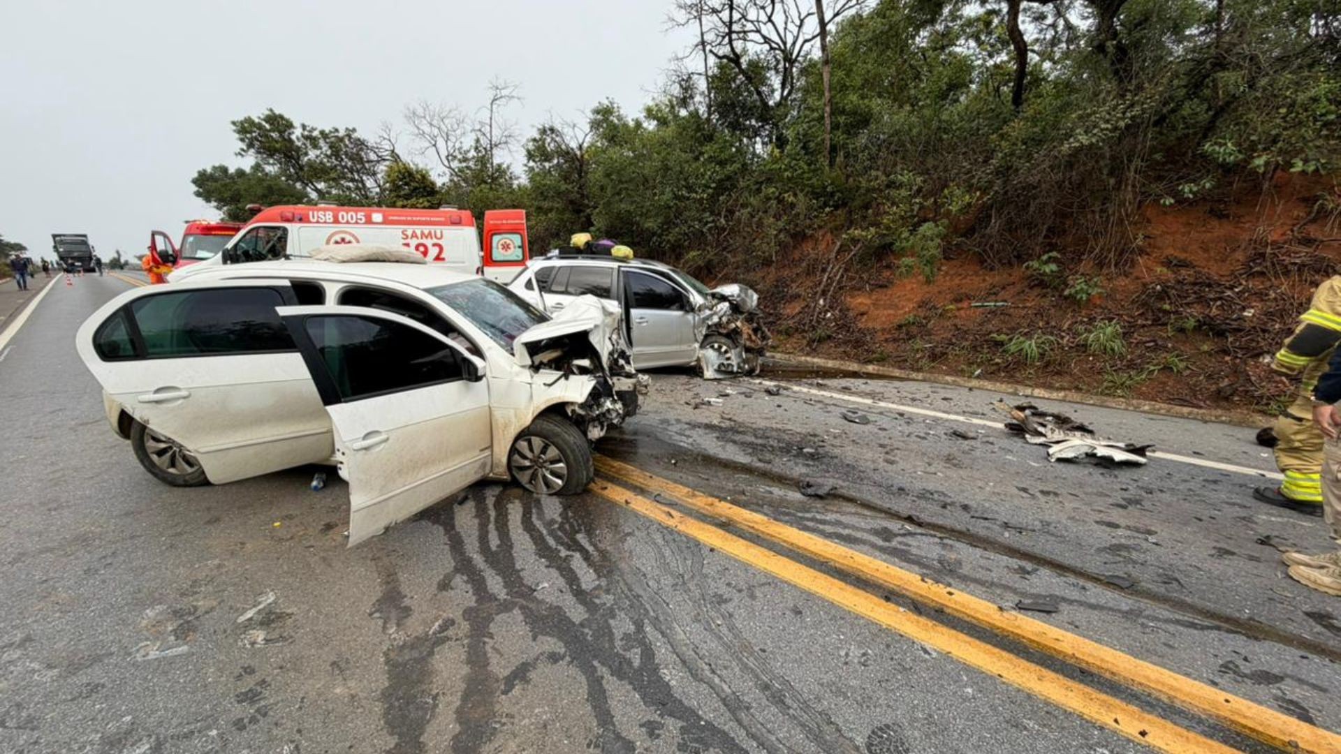Carros batem de frente na BR-365 e uma pessoa morre; são 9 mortes em menos de 72h no trecho