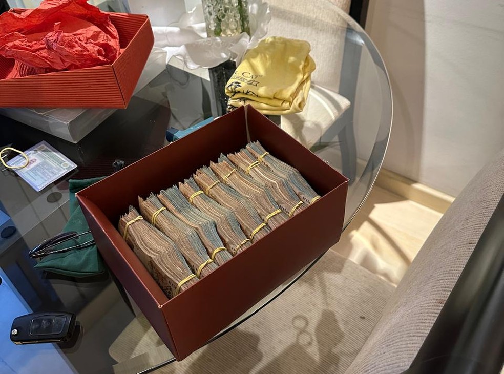 Dinheiro encontrado pela PF na casa de um dos alvos da operação Sem Refino — Foto: Divulgação