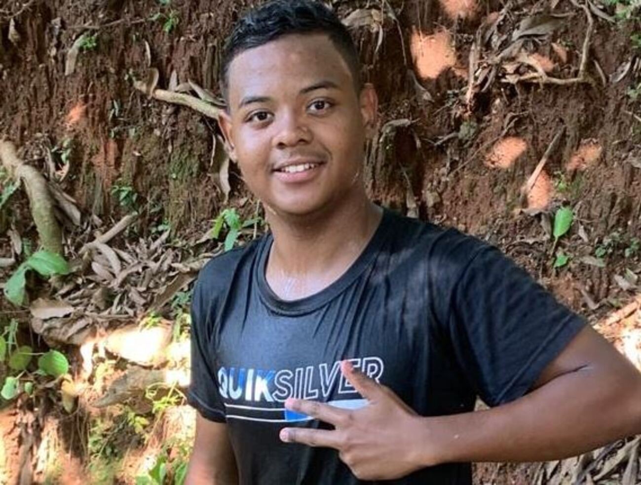 Adolescente de 16 anos morre ao perder controle de bicicleta em lombada e bater contra muro