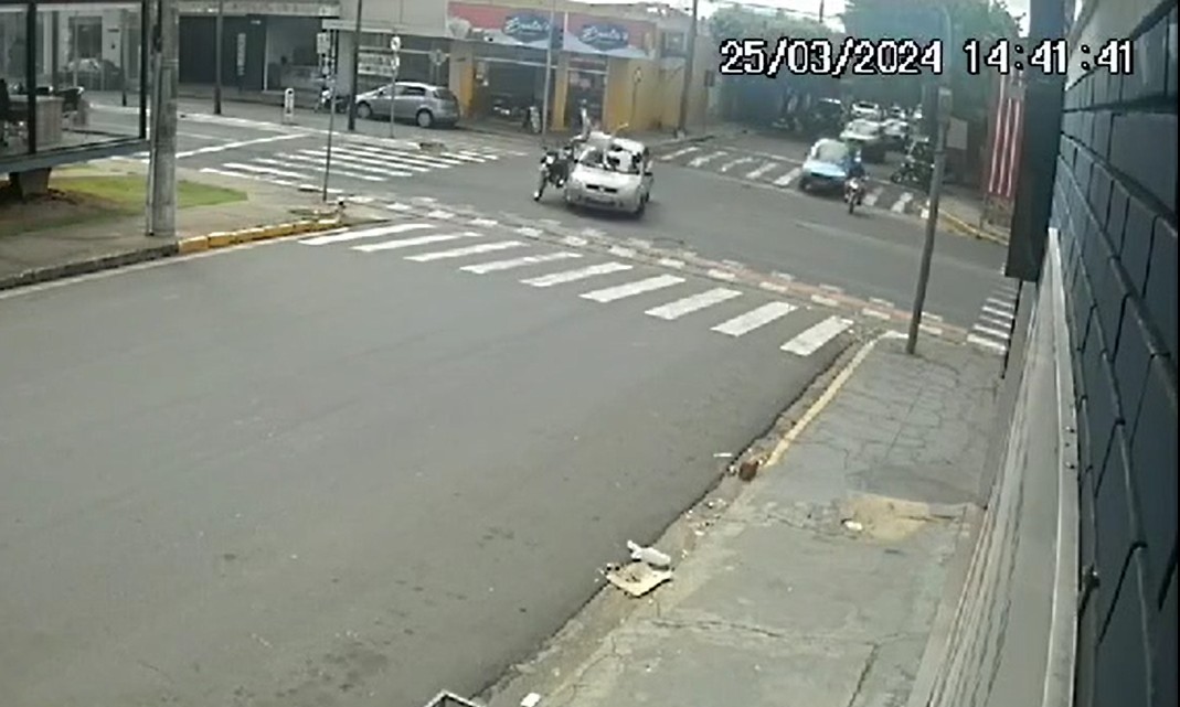 Homem é arremessado de moto após desrespeitar parada obrigatória e bater em carro; vídeo