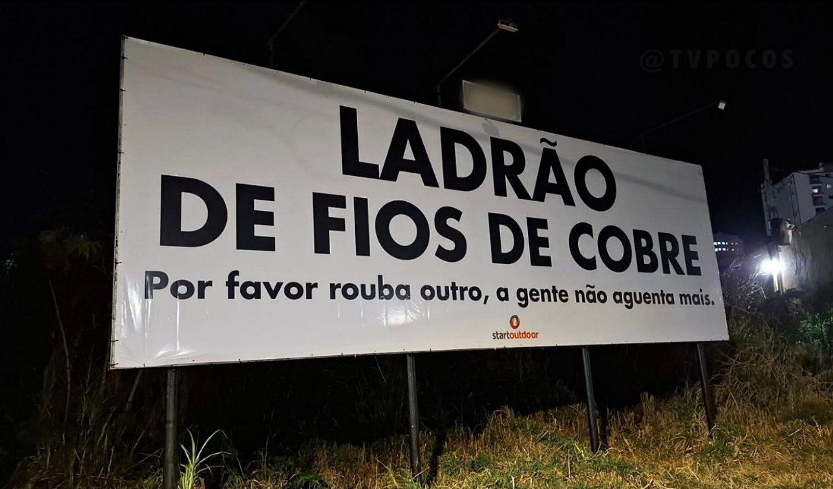 Após mais de 20 furtos de fios de cobre, empresa de MG faz outdoor com recado para ladrões: 'Rouba outro, a gente não aguenta mais'