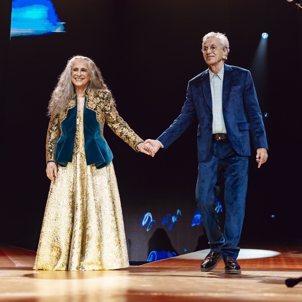Maria Bethânia e Caetano Veloso em show da turnê no Rio de Janeiro — Foto: Victor Ronccally/Reprodução