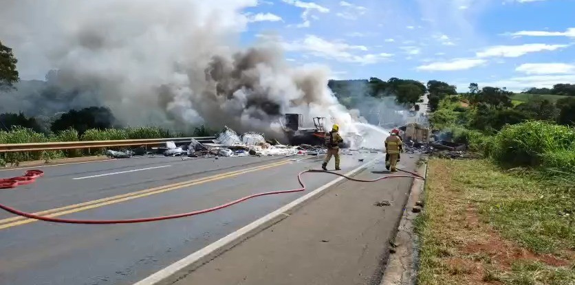 Batida entre caminhões provoca explosão, incêndio e deixa um morto na BR-365 em MG