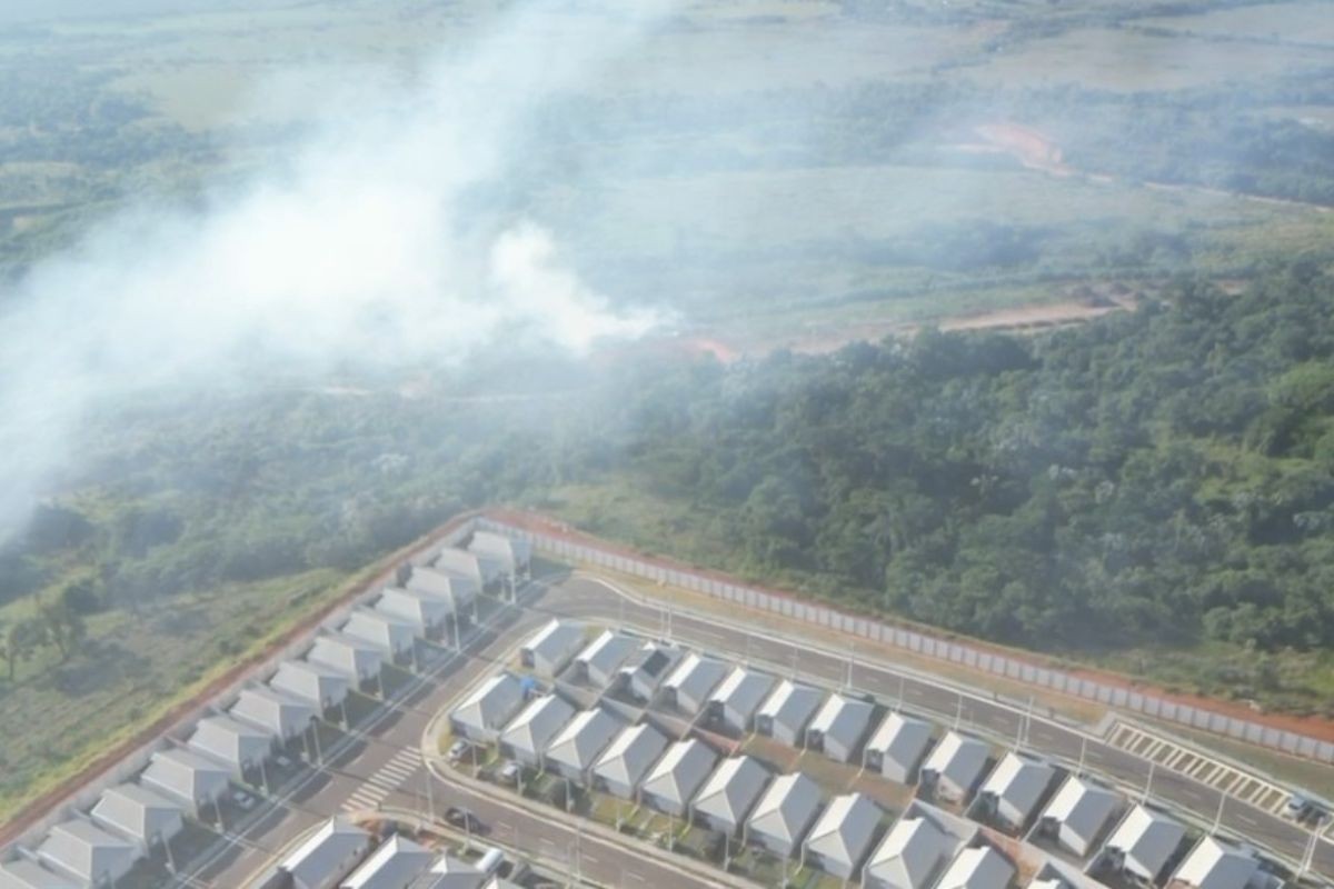 Incêndio em aterro mobiliza equipes e causa fumaça em condomínio em Taubaté