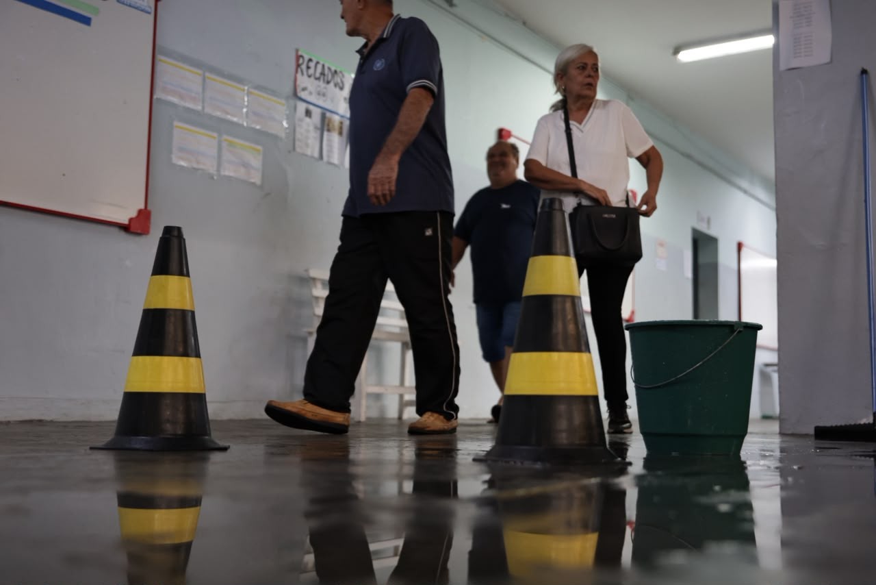 Eleições 2026: goteiras atrapalham eleitores, chuva molha urna e motiva troca de equipamento no interior de SP