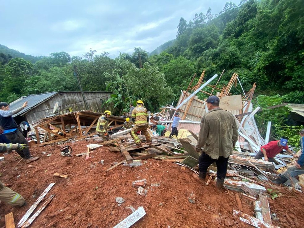 Casa foi soterrada após deslizamento e duas mulheres morreram em Gramado, segundo a prefeitura — Foto: Prefeitura de Gramado