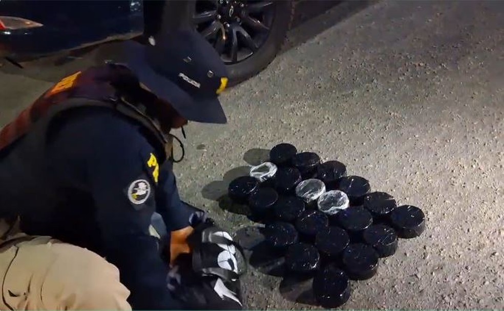 Polícia encontrou 11,5 kg de cocaína na bagagem de mão de sogra e nora que viajavam em ônibus em Itaitinga. — Foto: PRF/ Divulgação