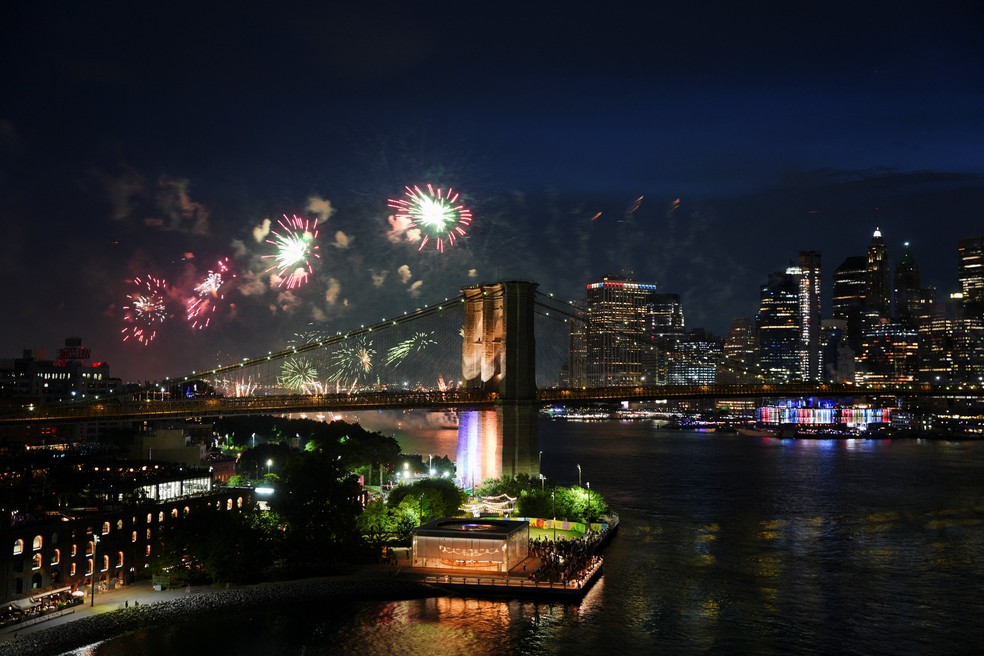 Show de fogos de artifício na Ponte do Brooklyn, em Nova York, em 4 de julho de 2026. — Foto: REUTERS/Angelina Katsanis