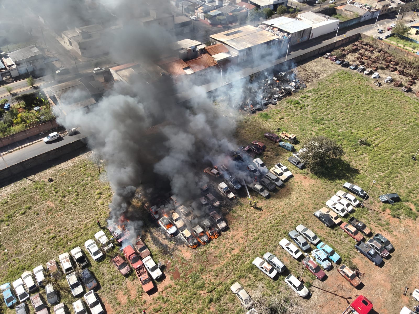VÍDEO: Incêndio atinge pátio de veículos na Zona Oeste de Uberlândia e deixa carros destruídos