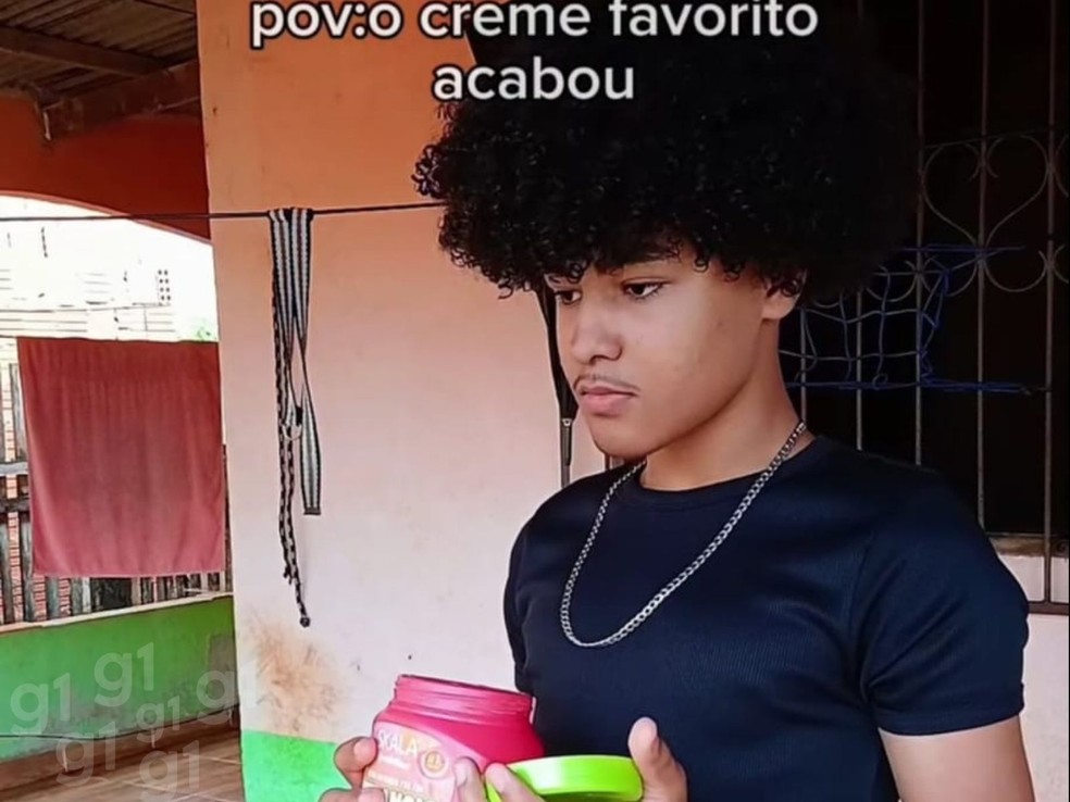 Victor Hugo mostra a rotina de cuidados com cabelo crespo de forma descontraída — Foto: Reprodução