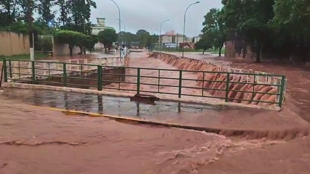 Córrego transborda e alaga avenida após forte chuva em Birigui-SP