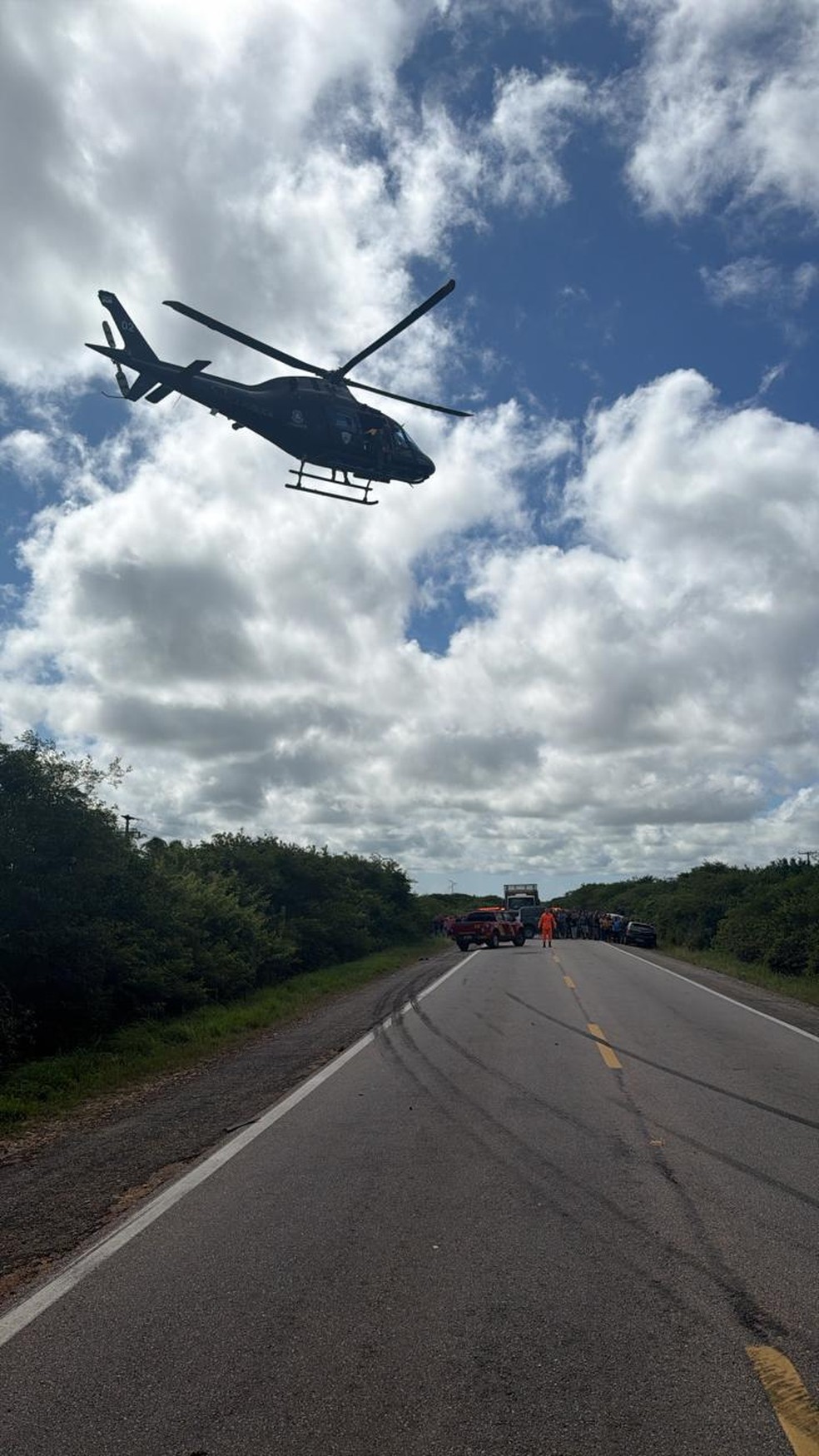 Atendimento de helicóptero de vítima do acidente — Foto: Divulgação/Sesed