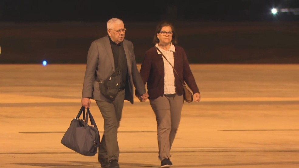 Josué Evangelista e Lucina Evangelista após desembarcarem em Brasília — Foto: TV Globo/Reprodução